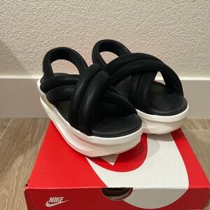 Nike Women’s Air Max Isla Sandal size 8